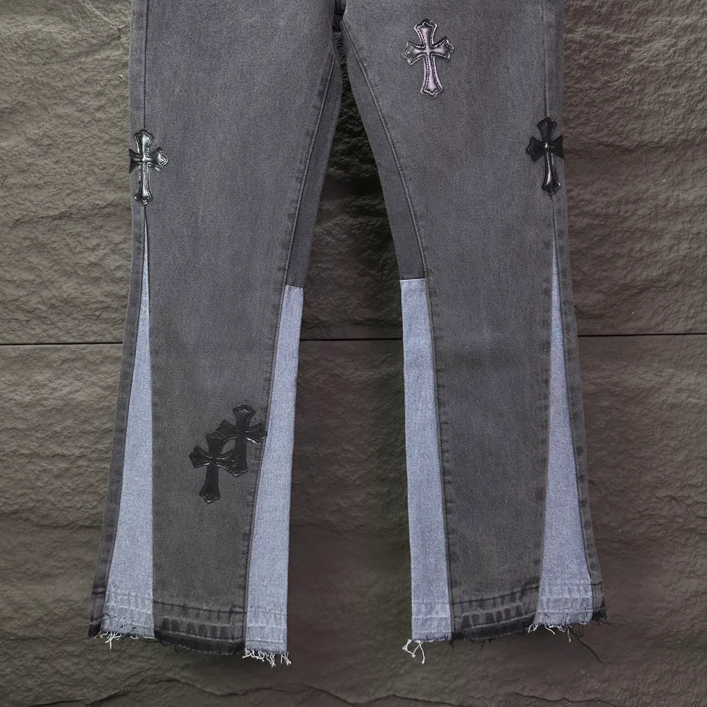 P270 GALLERY DEPT. Co-branded 2025 new black cross-leather stitching couple's style loose washed flared jeans 🔥High version🔥High version🔥 Top ceiling quality Styles with different washed textures are very friendly to people with thin legs and thick legs. The slightly flared version is very flattering to the leg shape. Moderate length that never goes out of style, easy and casual to match, basic styling for various styles, a must-have in the wardrobe! The fabric is stiff but also makes the upper body soft without losing texture. The washing process is even more perfect. It is a must-have item for everyone! ! ! Washed wheat, tag, pants label, three complete labels Color: washed black, washed blue Size: 28, 30, 32, 34 (four sizes)